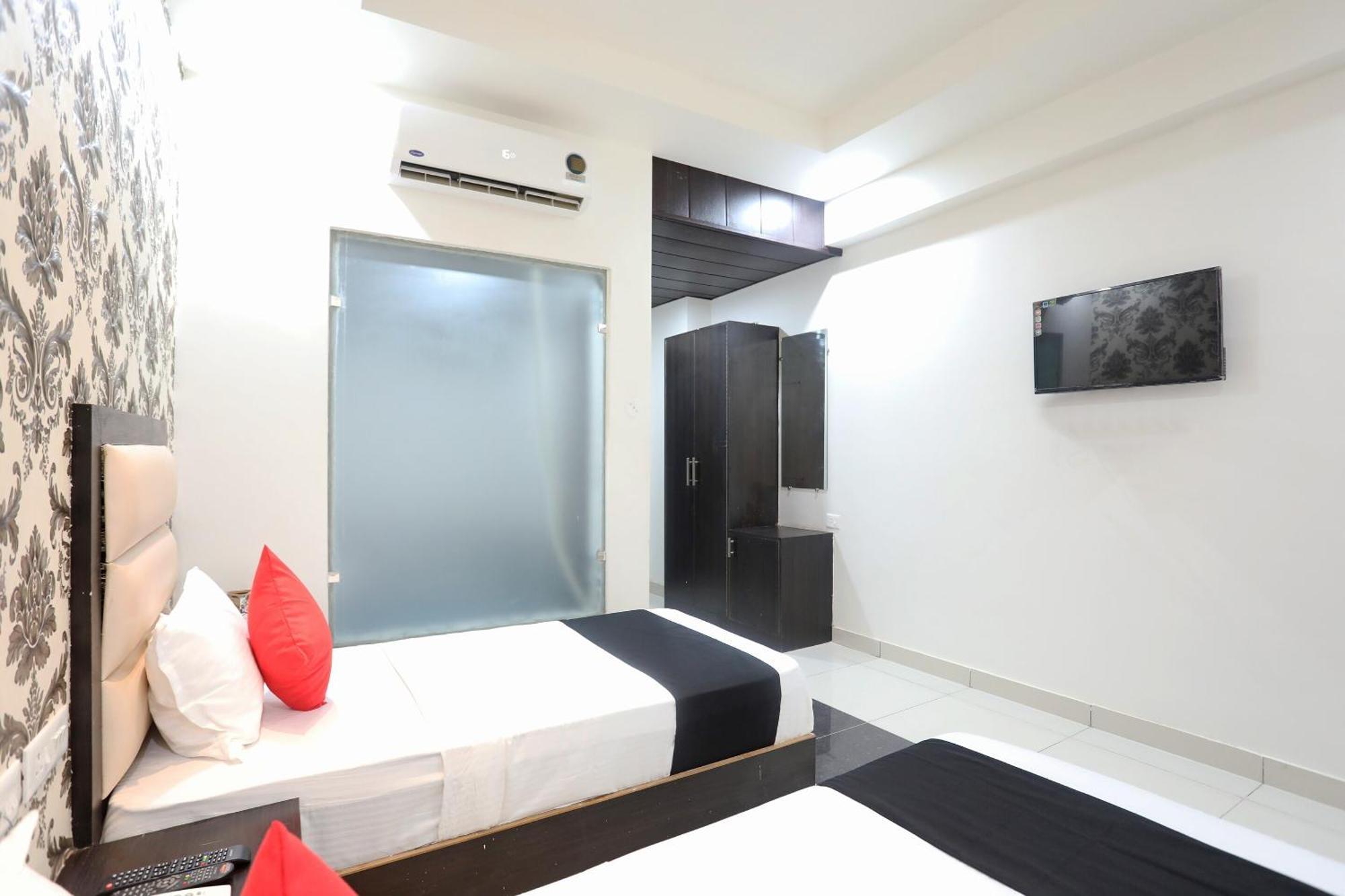 Live On Mrt736 Hotel Meerut Luaran gambar